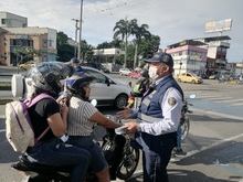 Campa&ntilde;a Con el casco no me casco, de Movilidad Distrital, sigue activa en cruces semaf&oacute;ricos de Cali 