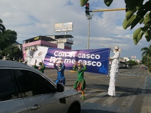 Campa&ntilde;a Con el casco no me casco, de Movilidad Distrital, sigue activa en cruces semaf&oacute;ricos de Cali 