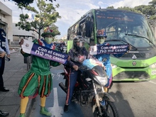Campa&ntilde;a Con el casco no me casco, de Movilidad Distrital, sigue activa en cruces semaf&oacute;ricos de Cali 
