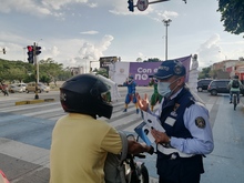 Campa&ntilde;a Con el casco no me casco, de Movilidad Distrital, sigue activa en cruces semaf&oacute;ricos de Cali 