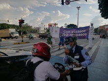 Campa&ntilde;a Con el casco no me casco, de Movilidad Distrital, sigue activa en cruces semaf&oacute;ricos de Cali 
