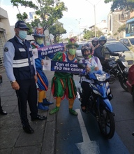 Campa&ntilde;a Con el casco no me casco, de Movilidad Distrital, sigue activa en cruces semaf&oacute;ricos de Cali 