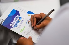 Santiago y Alejandro, dos j&oacute;venes que celebran la apuesta de la Alcald&iacute;a por la educaci&oacute;n 