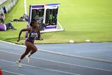 Valeria termin&oacute; con la cabeza en alto