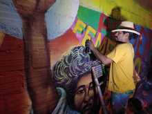 La comuna 20 fortalece el turismo coloreando la Calle de la Poes&iacute;a