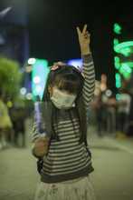 &lsquo;&Aacute;ngeles de Luz&rsquo; en Cali cambian la p&oacute;lvora por varitas de ne&oacute;n