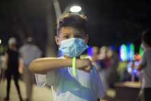 &lsquo;&Aacute;ngeles de Luz&rsquo; en Cali cambian la p&oacute;lvora por varitas de ne&oacute;n