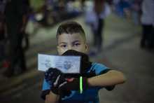 &lsquo;&Aacute;ngeles de Luz&rsquo; en Cali cambian la p&oacute;lvora por varitas de ne&oacute;n