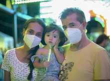 &lsquo;&Aacute;ngeles de Luz&rsquo; en Cali cambian la p&oacute;lvora por varitas de ne&oacute;n