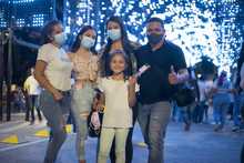 &lsquo;&Aacute;ngeles de Luz&rsquo; en Cali cambian la p&oacute;lvora por varitas de ne&oacute;n