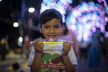 &lsquo;&Aacute;ngeles de Luz&rsquo; en Cali cambian la p&oacute;lvora por varitas de ne&oacute;n