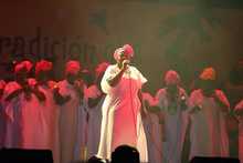 En su tercera noche, el Petronio &Aacute;lvarez le rindi&oacute; homenaje a la vida 