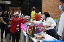 Vecinos de la comuna 7 disfrutaron de villancicos y un compartir navide&ntilde;o en el cuerto d&iacute;a de la novena de aguinaldos