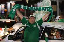 Cale&ntilde;os y cale&ntilde;as celebraron la victoria del Deportivo Cali tras conseguir la d&eacute;cima estrella 