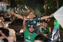 Cale&ntilde;os y cale&ntilde;as celebraron la victoria del Deportivo Cali tras conseguir la d&eacute;cima estrella 