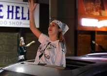 Cale&ntilde;os y cale&ntilde;as celebraron la victoria del Deportivo Cali tras conseguir la d&eacute;cima estrella 