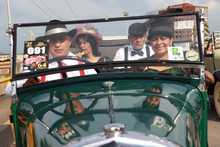 El desfile de autos cl&aacute;sicos fue un viaje al pasado con historias sobre ruedas