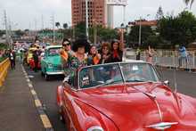 El desfile de autos cl&aacute;sicos fue un viaje al pasado con historias sobre ruedas
