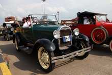 El desfile de autos cl&aacute;sicos fue un viaje al pasado con historias sobre ruedas