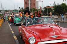 El desfile de autos cl&aacute;sicos fue un viaje al pasado con historias sobre ruedas