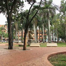 Alcalde Ospina recorre el Parque Central y exalta el talento de la mujer colombiana