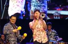 La lluvia y los tambores se fusionaron en el oriente