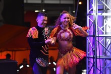 A pesar de la lluvia, fue todo un éxito el Concierto Tropical de la Calle de la Feria