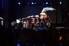 A pesar de la lluvia, fue todo un éxito el Concierto Tropical de la Calle de la Feria