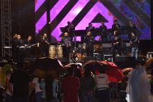 A pesar de la lluvia, fue todo un éxito el Concierto Tropical de la Calle de la Feria