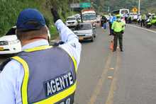 Agentes de tr&aacute;nsito regulan el ingreso veh&iacute;cular, en el plan retorno 