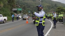 Agentes de tr&aacute;nsito regulan el ingreso veh&iacute;cular, en el plan retorno 