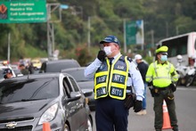 Agentes de tr&aacute;nsito regulan el ingreso veh&iacute;cular, en el plan retorno 