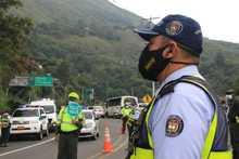 Agentes de tr&aacute;nsito regulan el ingreso veh&iacute;cular, en el plan retorno 