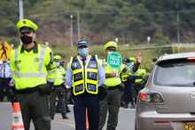 Agentes de tr&aacute;nsito regulan el ingreso veh&iacute;cular, en el plan retorno 