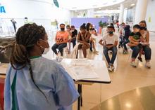 Unidades m&oacute;viles de vacunaci&oacute;n llegar&aacute;n a colegios para aumentar cobertura en estudiantes