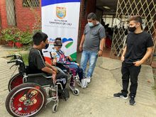 32 sillas de ruedas se entregaron para personas con discapacidad en la comuna 11