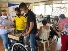 32 sillas de ruedas se entregaron para personas con discapacidad en la comuna 11