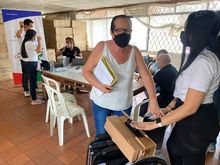 32 sillas de ruedas se entregaron para personas con discapacidad en la comuna 11