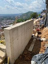 Avanza la construcci&oacute;n de muros de contenci&oacute;n en zonas de riesgo