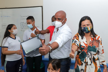 Estudiantes de la comuna 13 recibieron emocionados nuevos computadores 