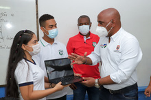 Estudiantes de la comuna 13 recibieron emocionados nuevos computadores 