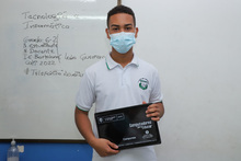 Estudiantes de la comuna 13 recibieron emocionados nuevos computadores 