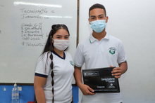 Estudiantes de la comuna 13 recibieron emocionados nuevos computadores 