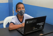 Estudiantes de la comuna 13 recibieron emocionados nuevos computadores 