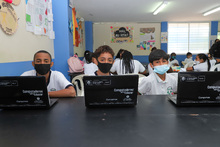 Estudiantes de la comuna 13 recibieron emocionados nuevos computadores 