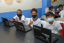 Estudiantes de la comuna 13 recibieron emocionados nuevos computadores 