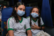 Miles de estudiantes llegaron hoy a clases en las rutas de transporte escolar