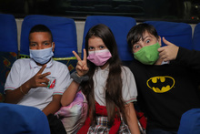 Miles de estudiantes llegaron hoy a clases en las rutas de transporte escolar