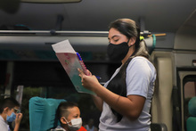 Miles de estudiantes llegaron hoy a clases en las rutas de transporte escolar