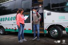 Miles de estudiantes llegaron hoy a clases en las rutas de transporte escolar